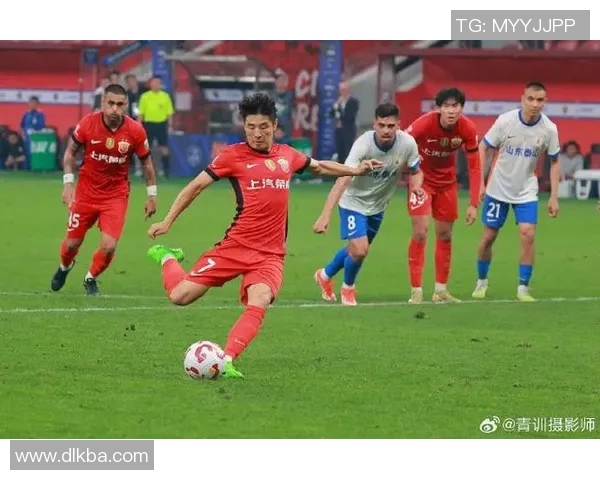 武磊精彩助攻助力队友破门展现团队合作精神与个人能力的完美结合