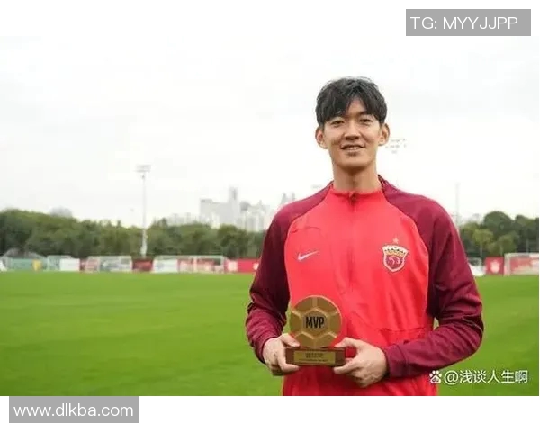 颜骏凌果断出击成功解围展现门将风范助力球队稳固防线