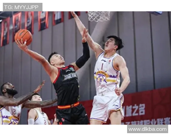 贺希宁引领深圳队在CBA赛季中奋勇争先展现篮球风采